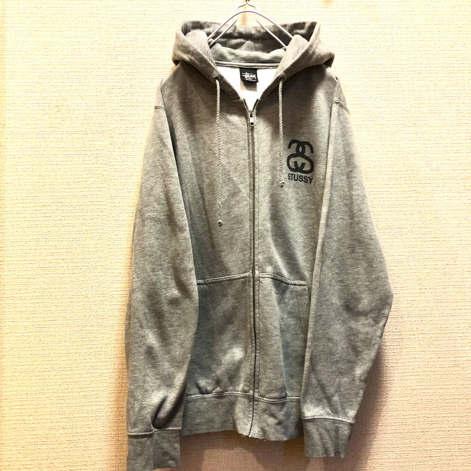 stüssy グレー パーカー バックロゴCHANELロゴ stussy ステューシー ジップパーカー バックロゴ プリントロゴ