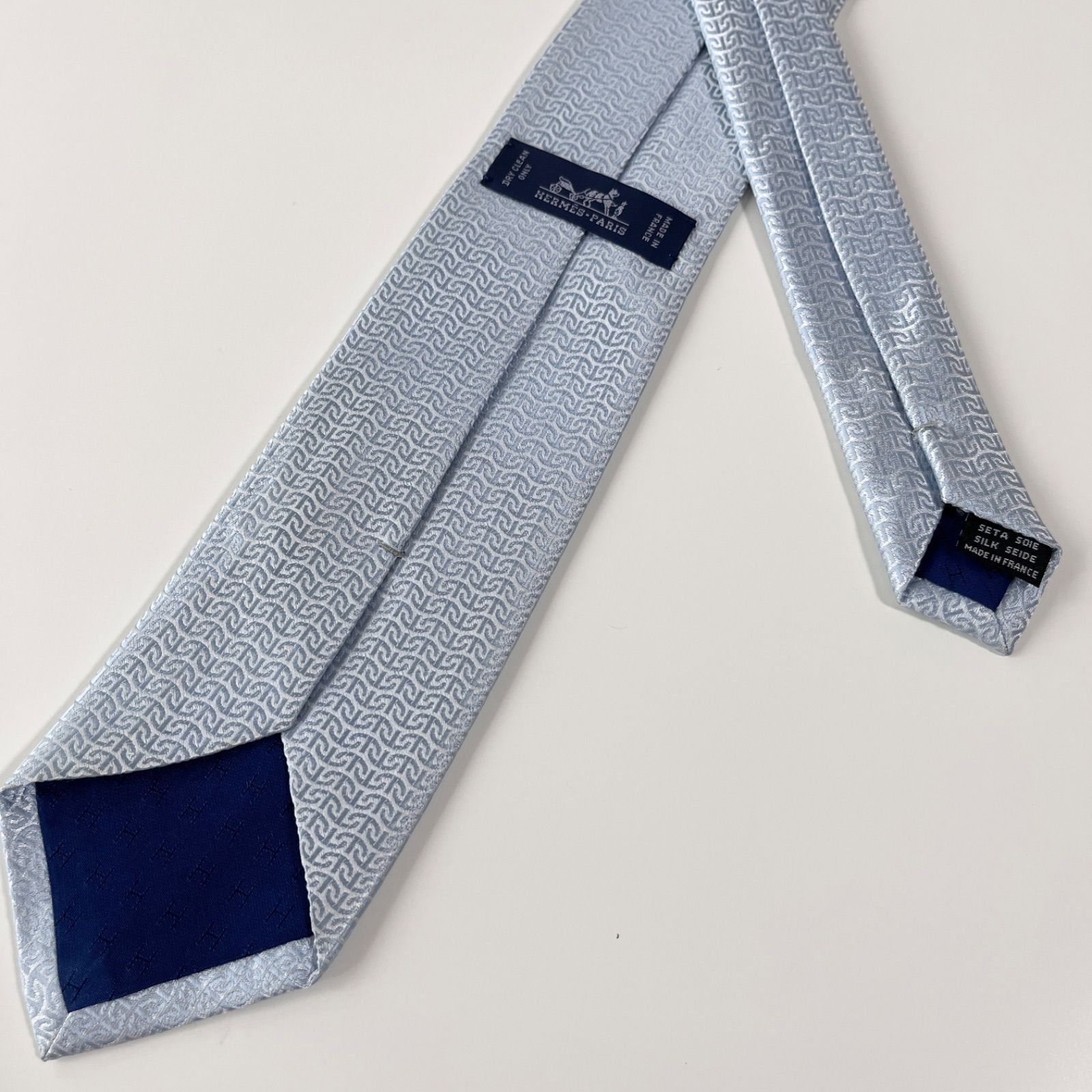 美品 HERMES エルメス ネクタイ シルク100% スカイブルー 総柄 美品 HERMES エルメス ネクタイ シルク100% スカイブルー 総柄