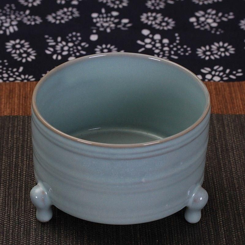 汝窯鉄胎青釉彫り彫り三本足香炉 景徳鎮 陶磁器 装飾品 現代工芸品 美術品 置物 汝窯鉄胎青釉彫り彫り三本足香炉 景徳鎮 陶磁器 装飾品 現代工芸