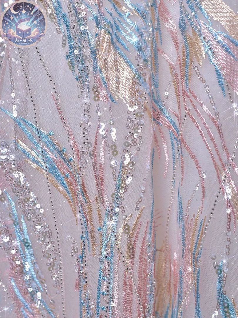 煌びやかなホルターネックイブニングドレス