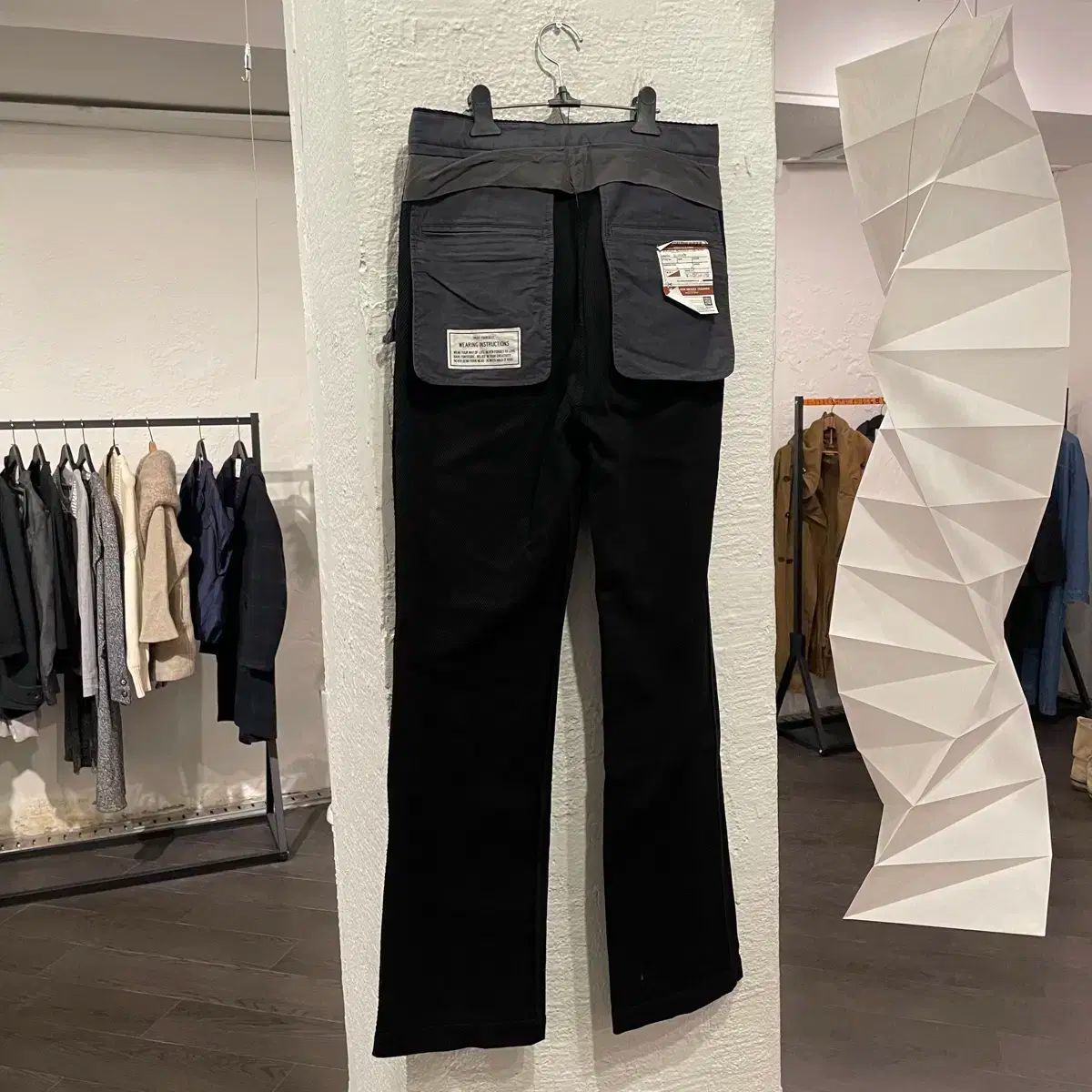 メゾン ミハラ Maison MIHARA YASUHIRO メゾンミハラヤスヒロ 切り抜き ポケット ディテール パンツ