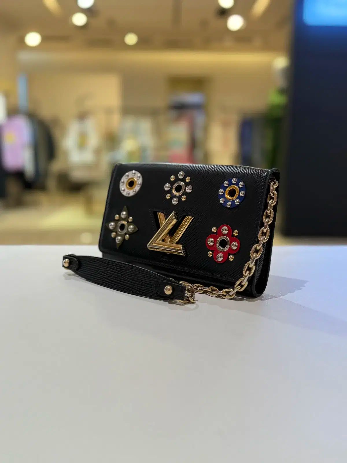 ルイヴィトン ツイスト ミニ モデル ゴールド チェーン ウォレット クロスバック