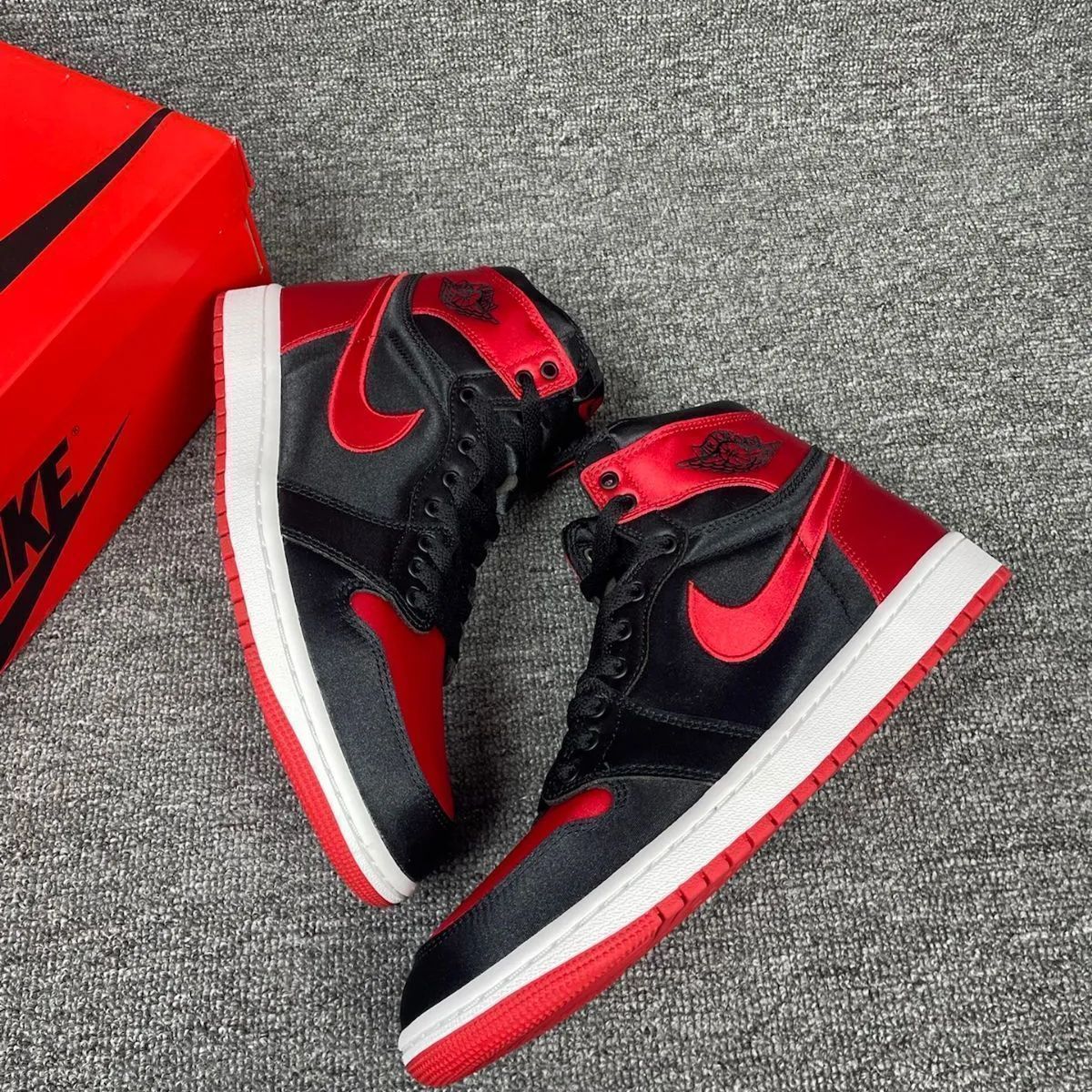 Nike WMNS Air Jordan 1 Retro High OG Satin Bred ナイキ