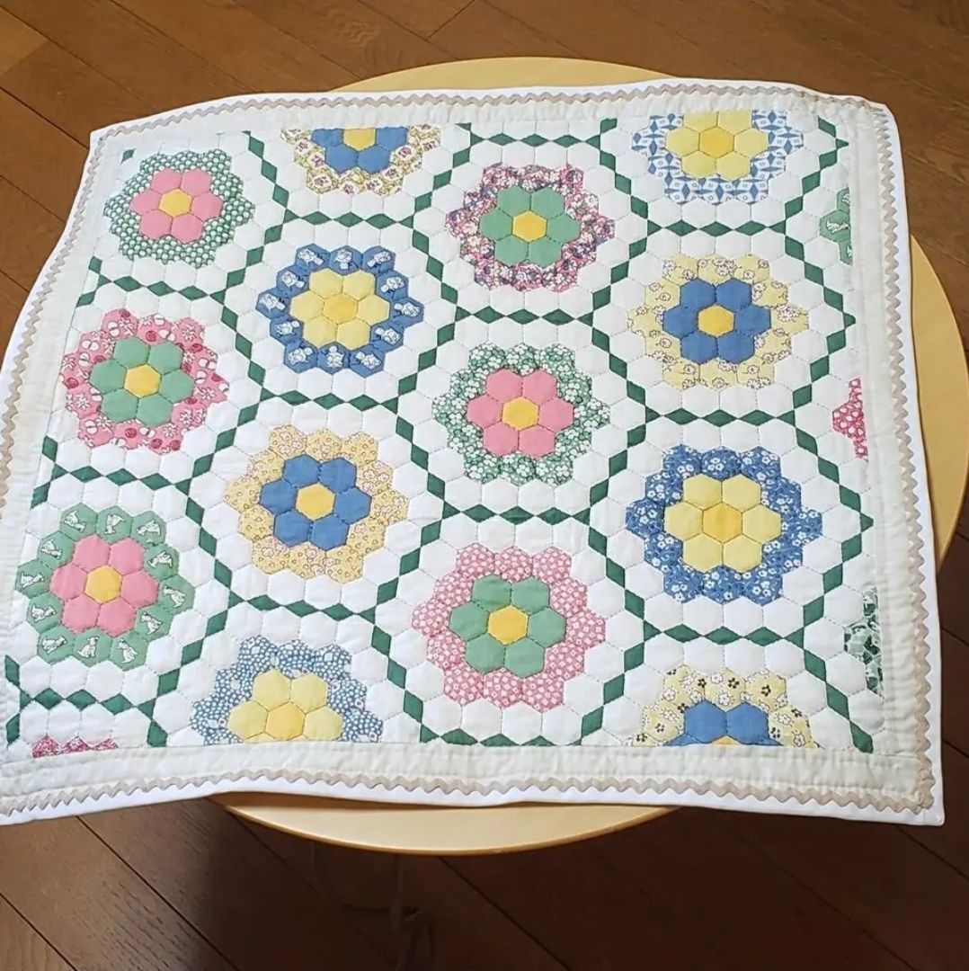 ☆ヘキサゴン(六角形)キルトのタペストリー・カバー(約54cm×57cm