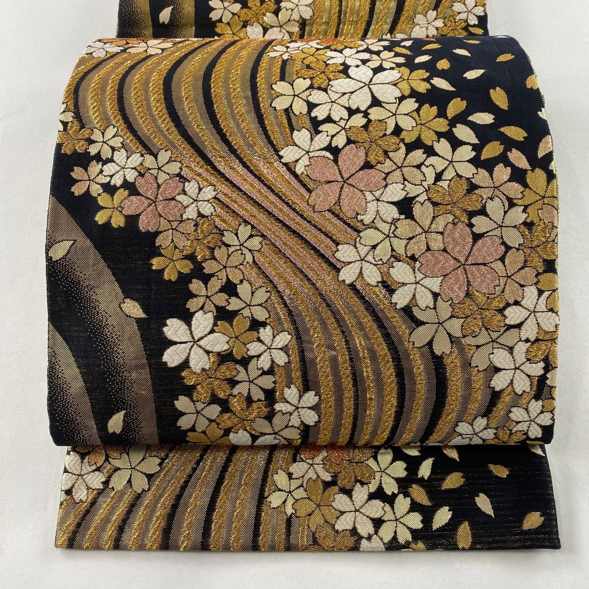 袋帯 美品 秀品 桜 桜の花びら 唐織 箔 金色 六通 正絹 【中古】 袋帯 秀品 桜 桜の花びら 金銀糸 箔 黒 六通 正絹 中古 袋帯 秀