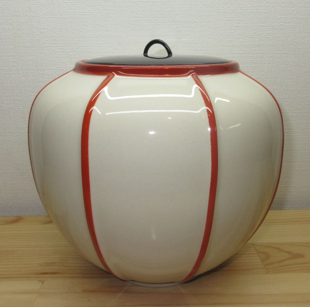 送料込【逢絢亭・新品】茶道具 水指 京焼 雪洞水指 真塗の塗蓋 楽山作 共箱入り 送料込【逢絢亭・新品】茶道具 水指 京焼 雪洞水指 真塗