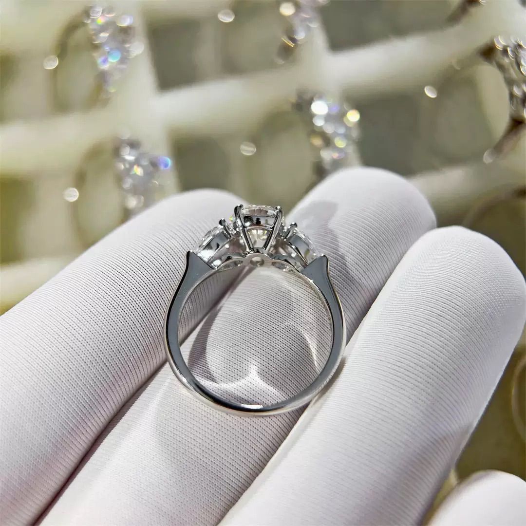 モアサナイト ヘイローリング デザイン指輪2ct - メルカリ