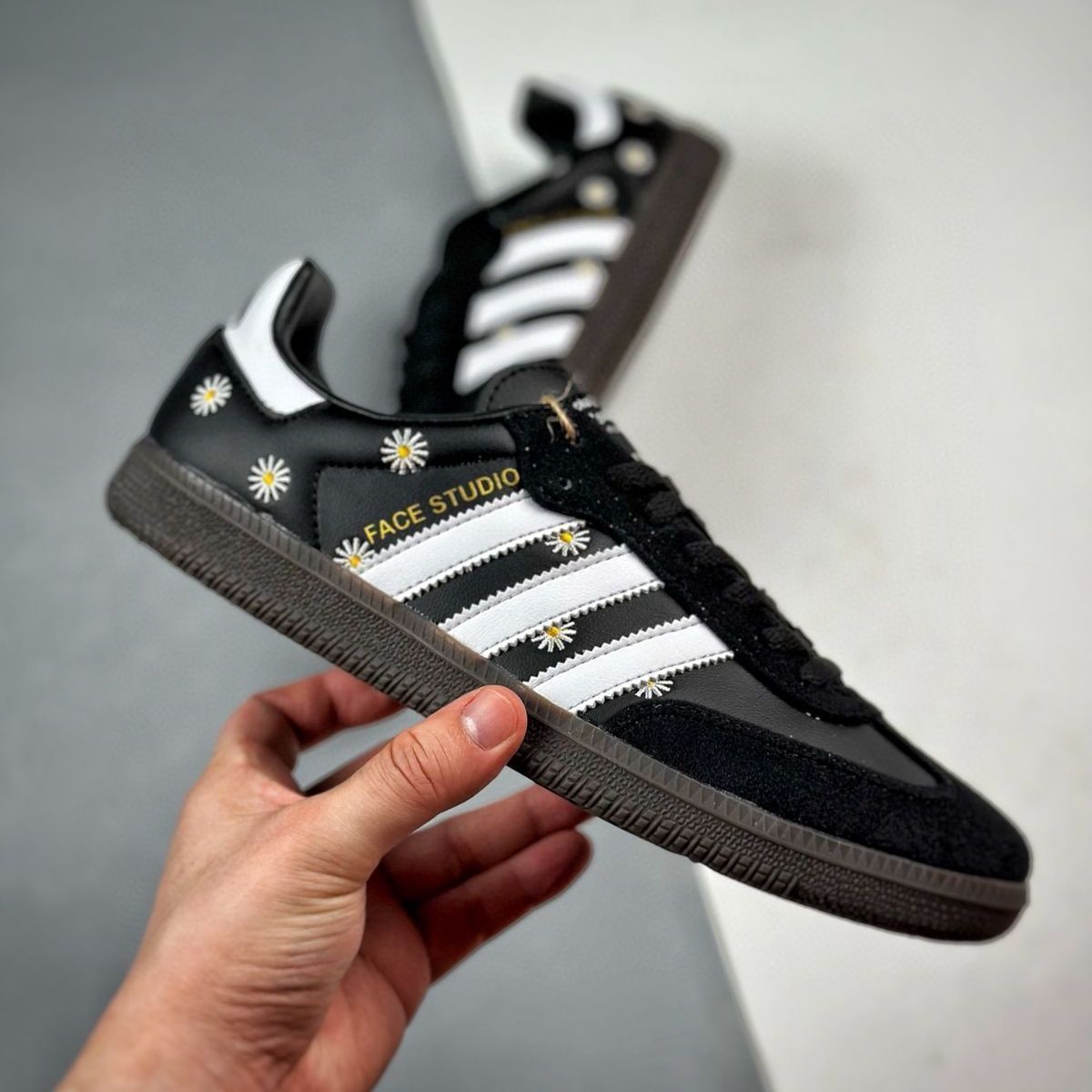 atmos × FACE × adidas Samba Core Black/Footwear White アトモス × フェイス × アディダス  サンバ コア ブラック/フットウェア ホワイト - メルカリ