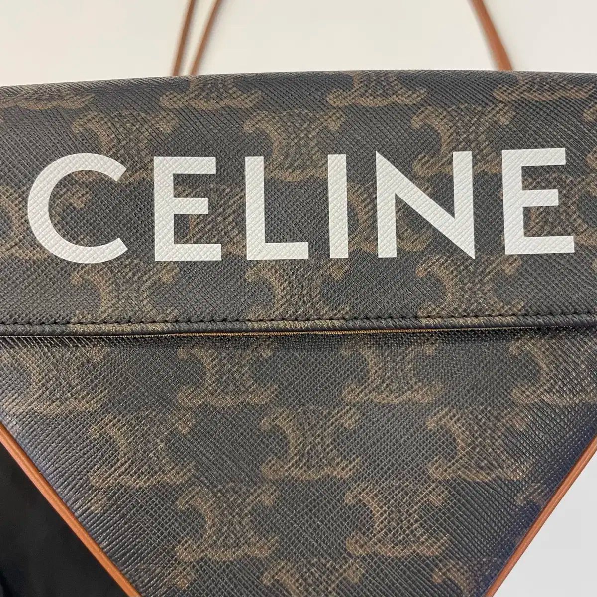 ほぼ新品 Celine(セリーヌ) トライアングルバッグ クロスバッグ ほぼ新品 Celine(セリーヌ) トライアングルバッグ クロスバッグ