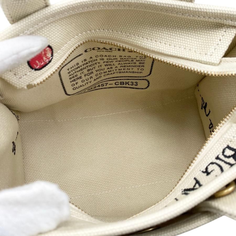 Coach かごバッグ ベージュ ロゴ刺繍 コーチの新作カゴバッグ、苺の刺繍を施したシャンブレートートや