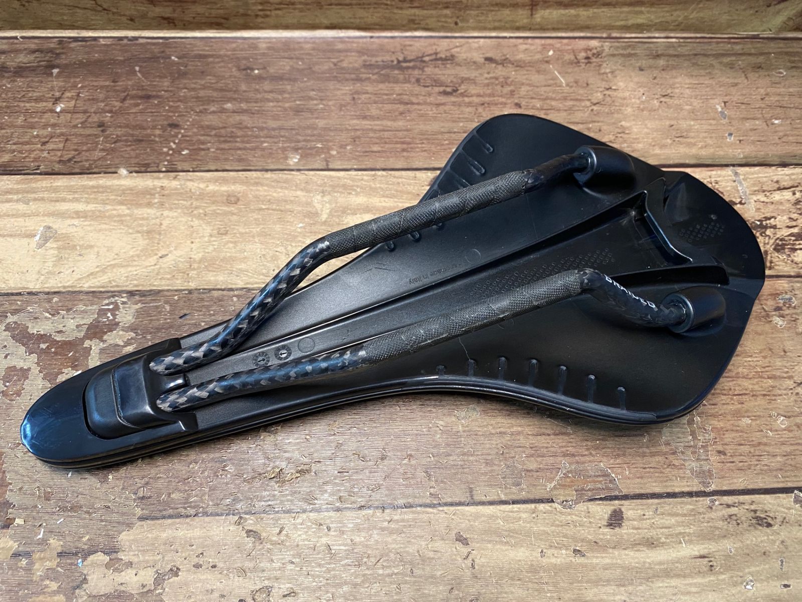 fizik ARIONE R1 OPEN カーボンレール サドル チェレステ