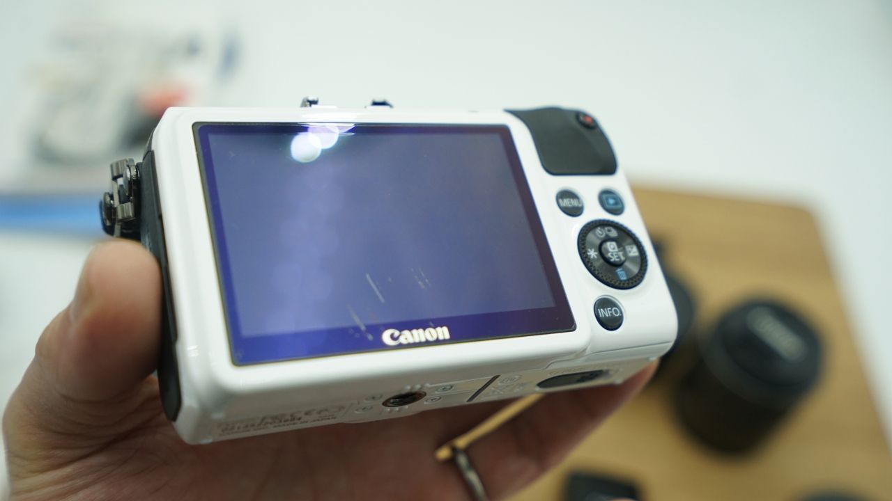 8240 美品 Canon EOS M + EF-M 22mm+18-55mm - デジタルカメラ