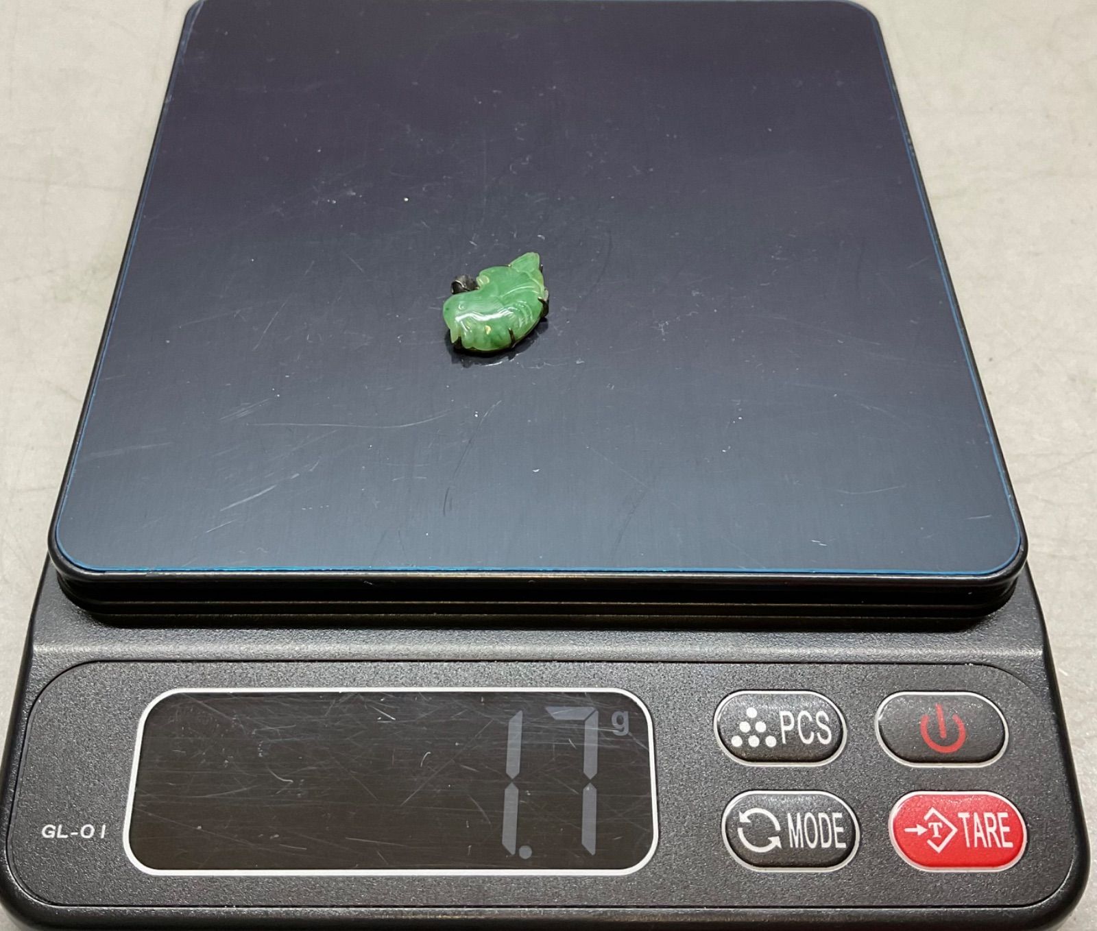 SN474 翡翠 ヒスイ 鳥 バード 彫刻 ペンダントトップ silver刻印