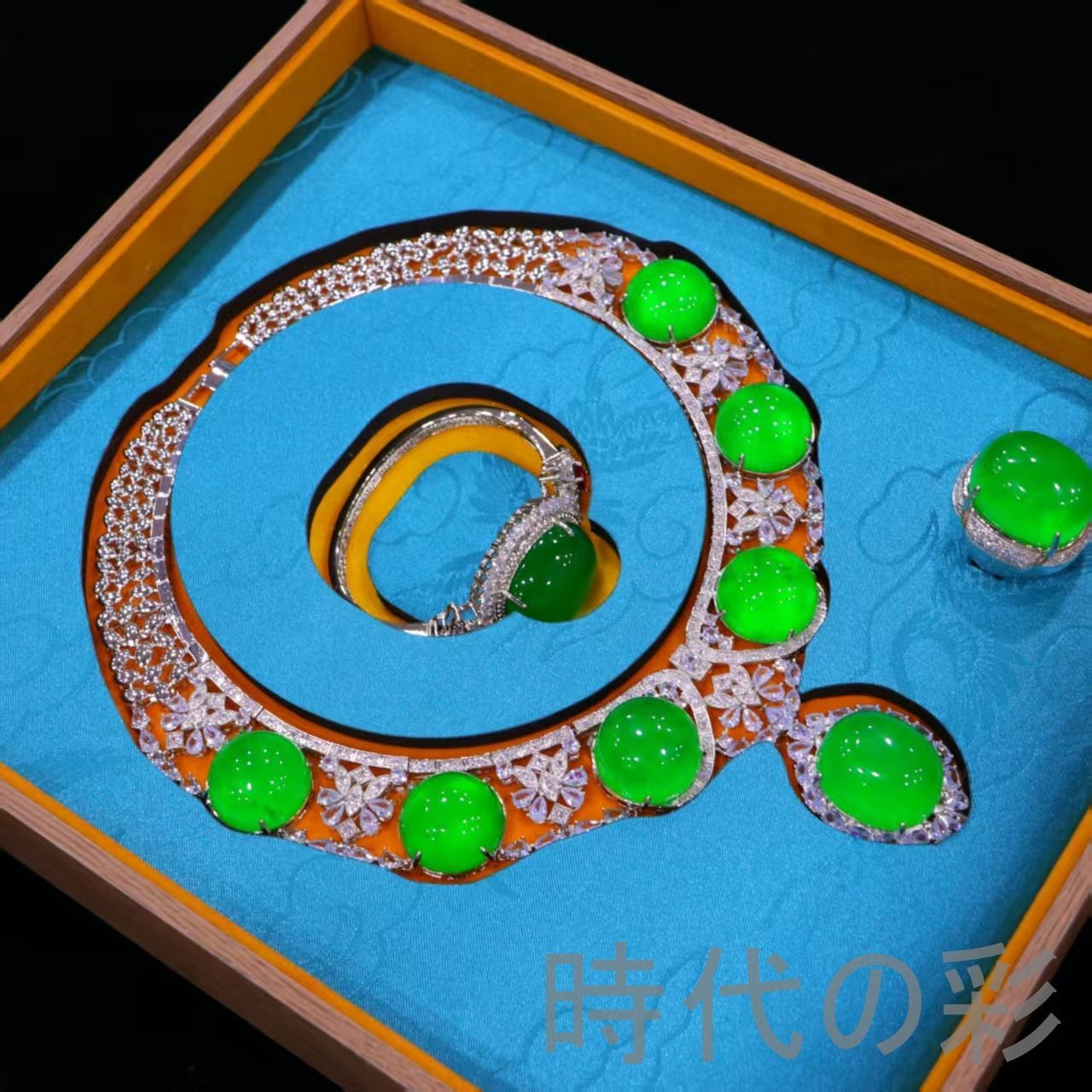 中国古美術 清代 高冰翡翠 宝石彫 旧家蔵 精工彫刻 共箱 唐物 アンティーク 宝飾品 インテリア R07092724