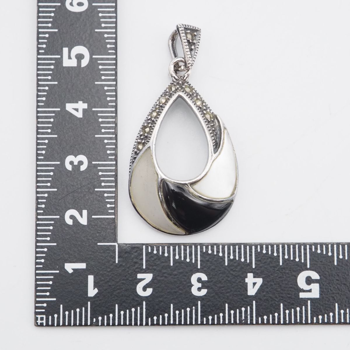 オニキスとマーカサイト、シルバーのペンダントトップ 1930年代 マーカ