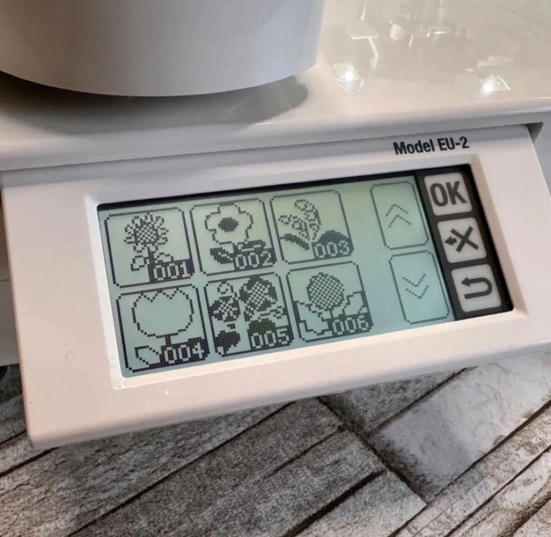 シンガーミシン☆刺繍機☆EU-2☆漢字1,212文字内蔵☆かわいいワン  