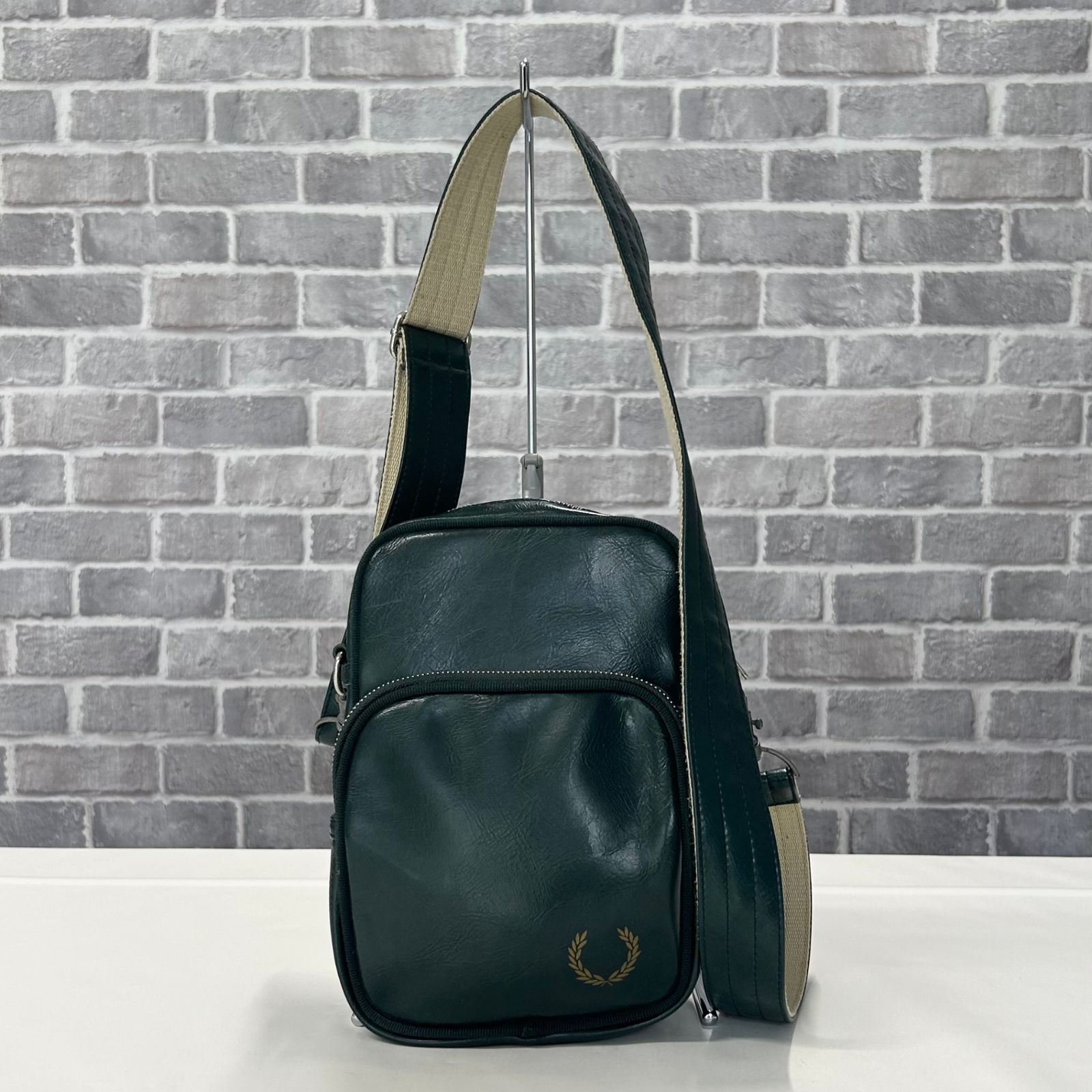 FRED PERRY(フレッドペリー)ロゴショルダーバッグ グリーン レザー 