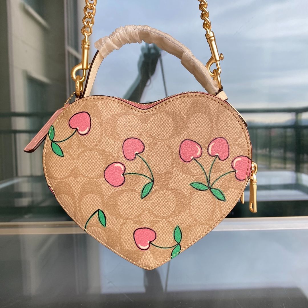 COACH ハート型 ショルダーバッグ チェリー柄 新品 COACH ハート型クロスボディ シグネチャー チェリー柄