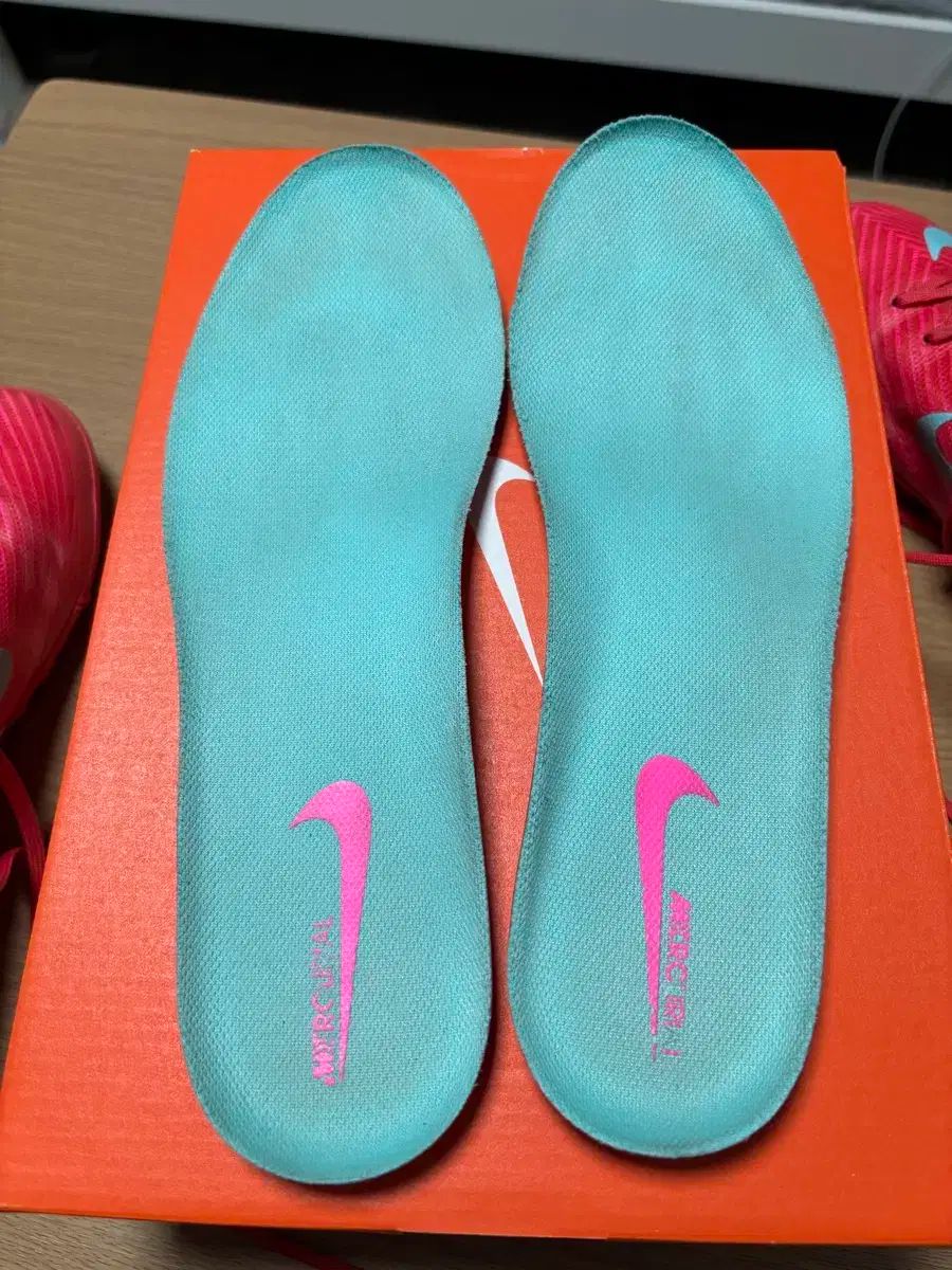 NIKE