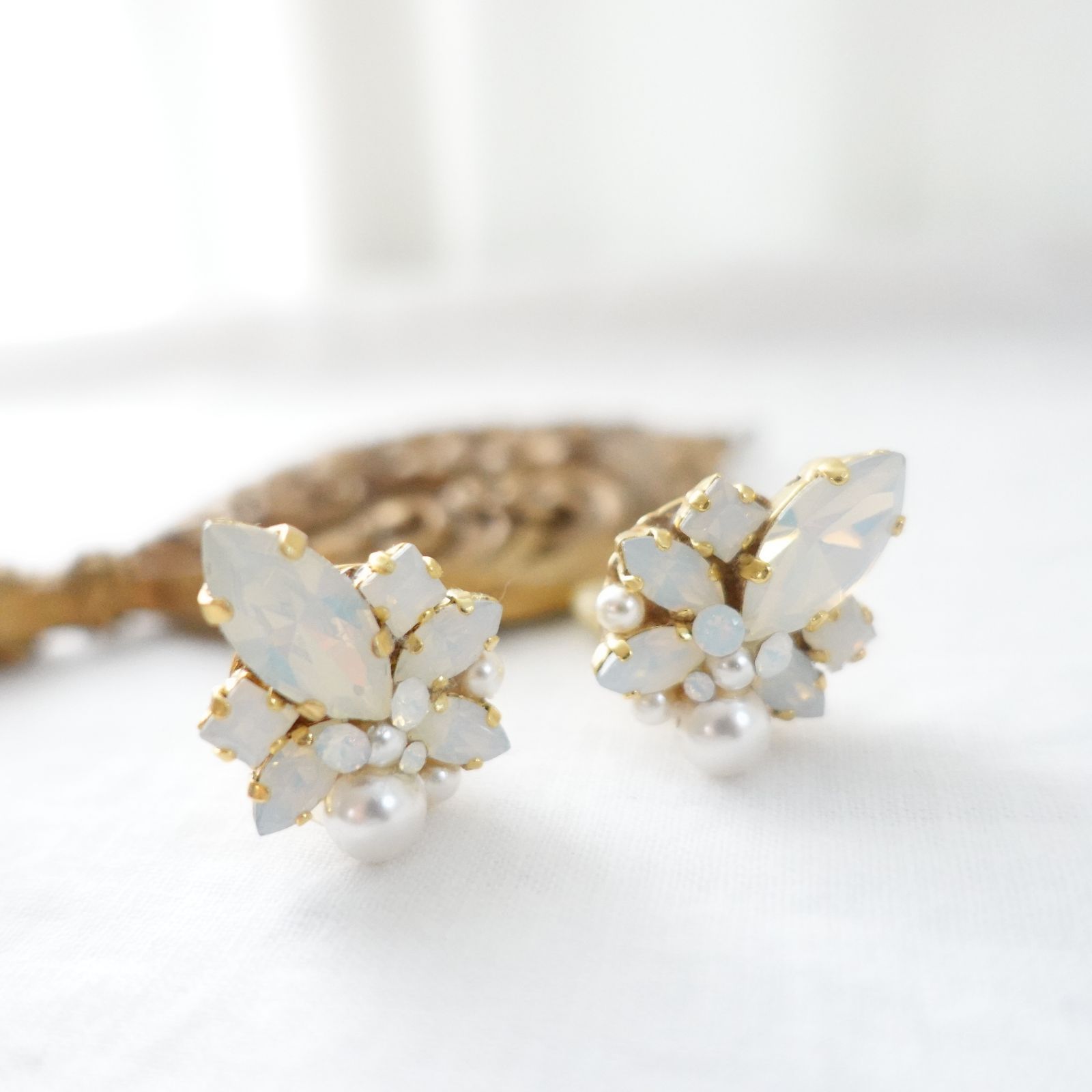 ホワイトオパールのビジューイヤリング ゼクシィ掲載＊【受注生産品】オーストリアンクリスタルとホワイトオパールの小枝イヤリング&ピアス JUNO -  ジューノ｜ ウェディングアクセサリー | 【公式】STELLA BRIDAL - オシャレ花嫁さま御用達ブライダルアクセサリーショップ ...