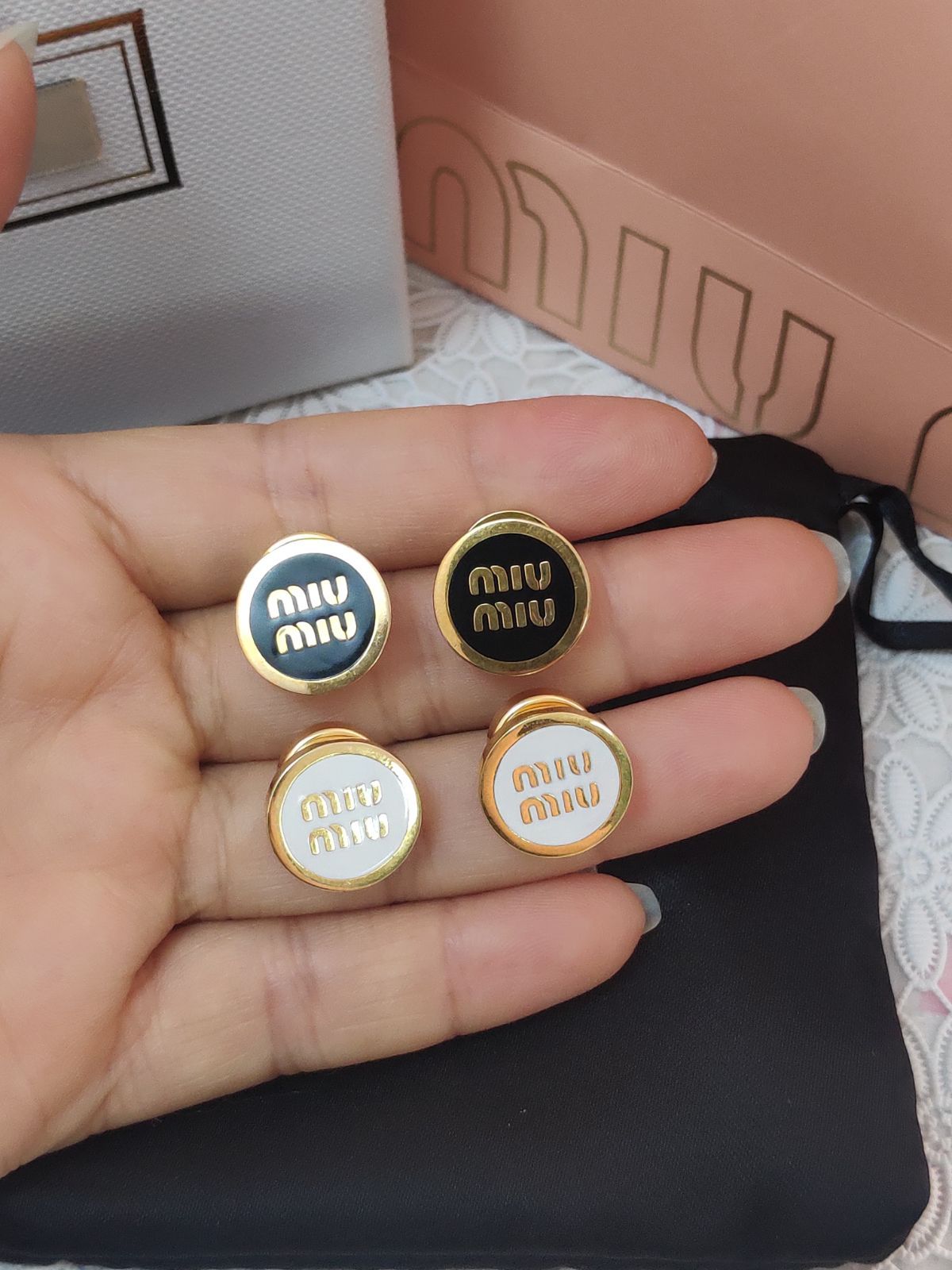 MIUMIU|ミュウミュウ ピアス エナメルメタル ピアス ロゴ レディース用✜