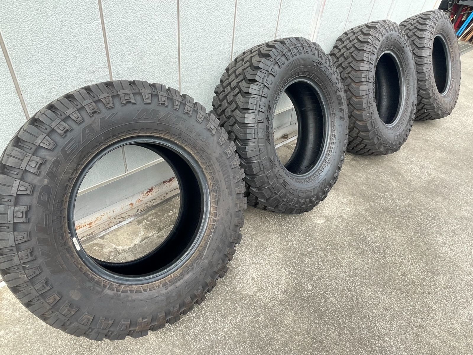 タイヤ FALKEN WILDPEAK M/T MT01 285/70-17 JEEP ﾗﾝｸﾞﾗｰJLﾙﾋﾞｺﾝ 純正 