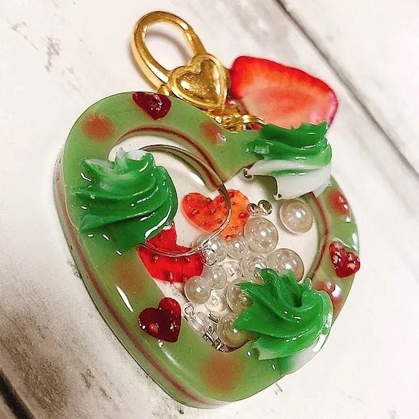 シャカシャカキーホルダー　贅沢いちごづくしドリンクシェーカー ストロベリーフラワー◇ハートシェイカー 押しフルーツ 押し花
