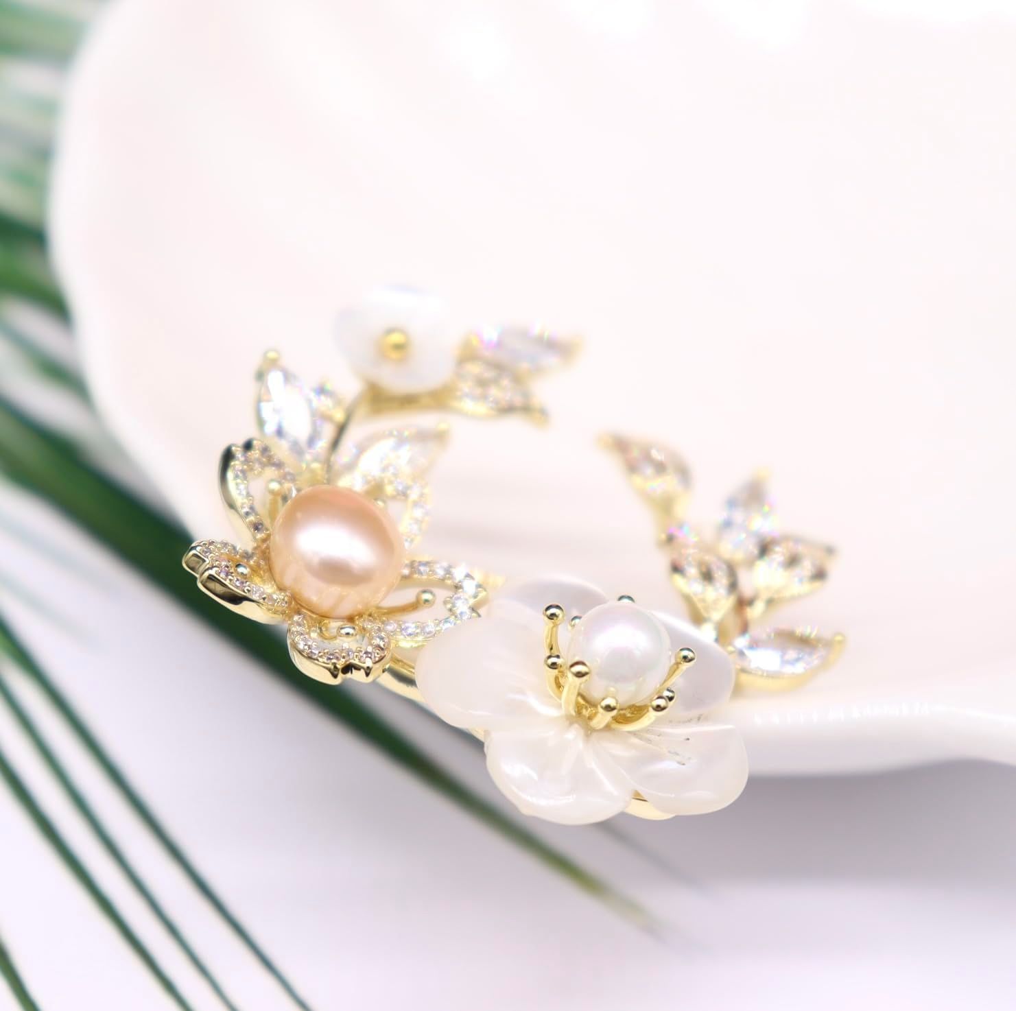 話題】淡水真珠貝殻桜ブローチジルコンパール花コサージュ素敵な胸飾り