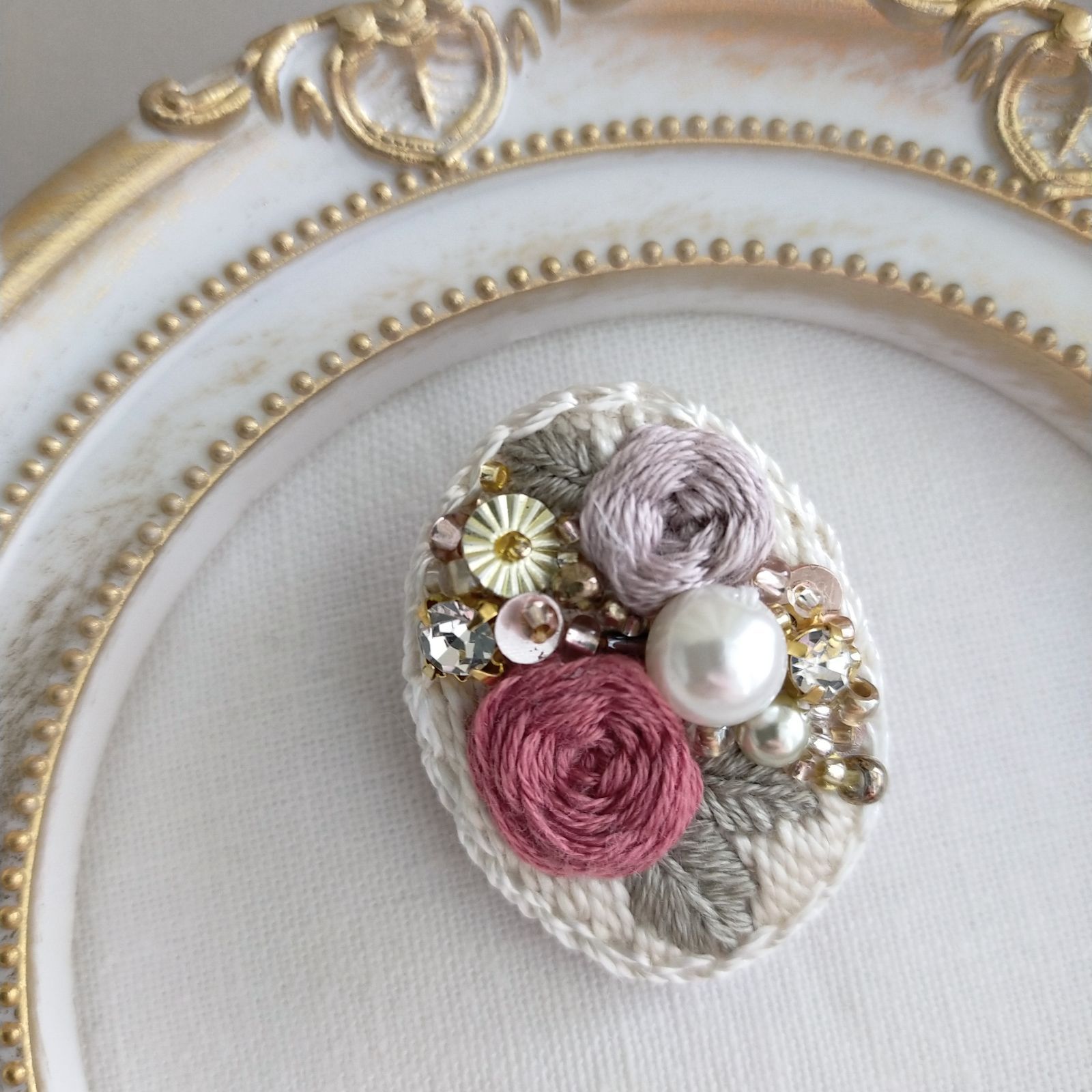 手刺繍ブローチ ビジュー ビーズ スパンコール フラワーデザイン  
