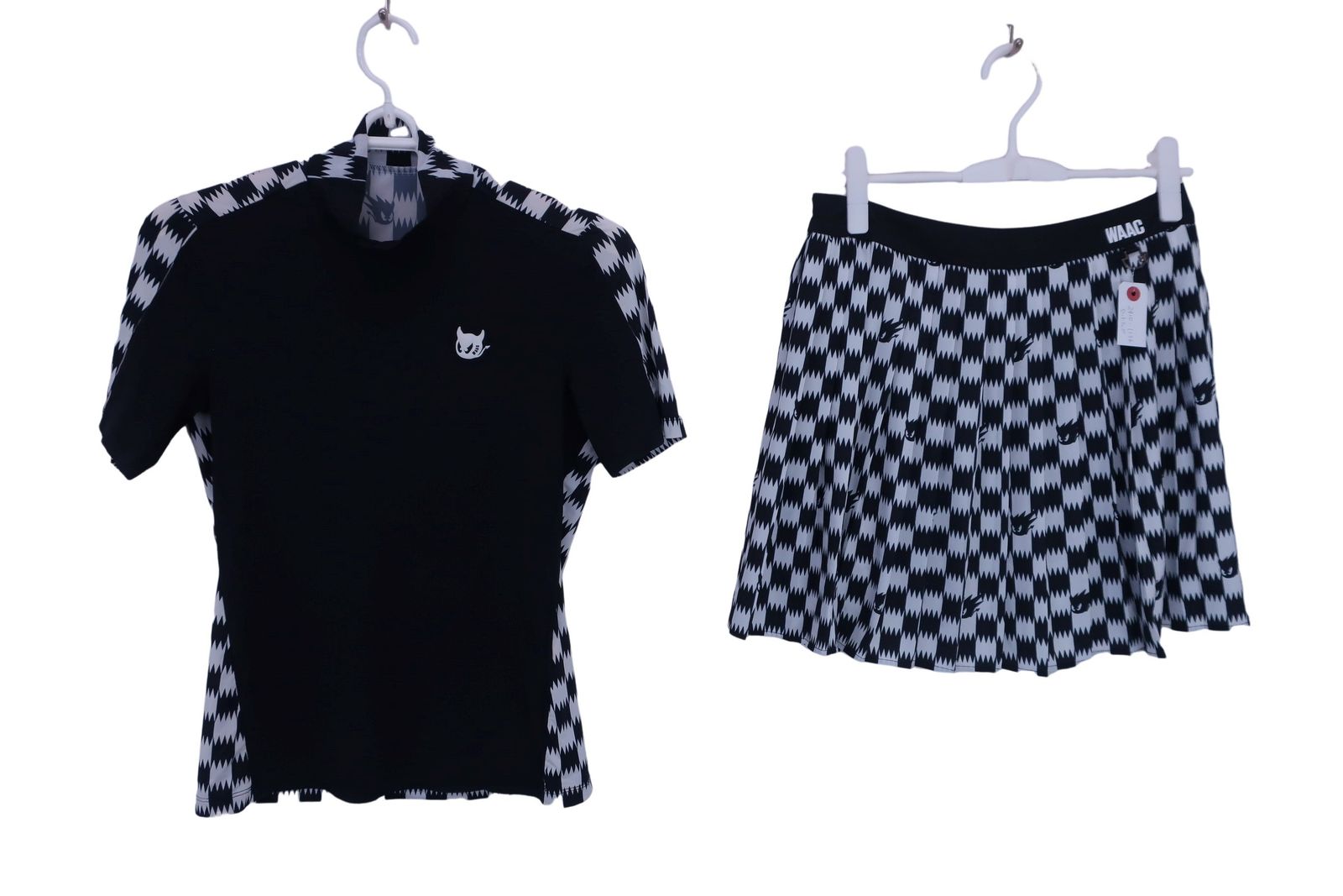【美品】WAAC(ワック) モックネックシャツu0026スカート セットアップ 黒白 レディース 3 WWTCM22303-01 ゴルフ用品 2410-1136 中古