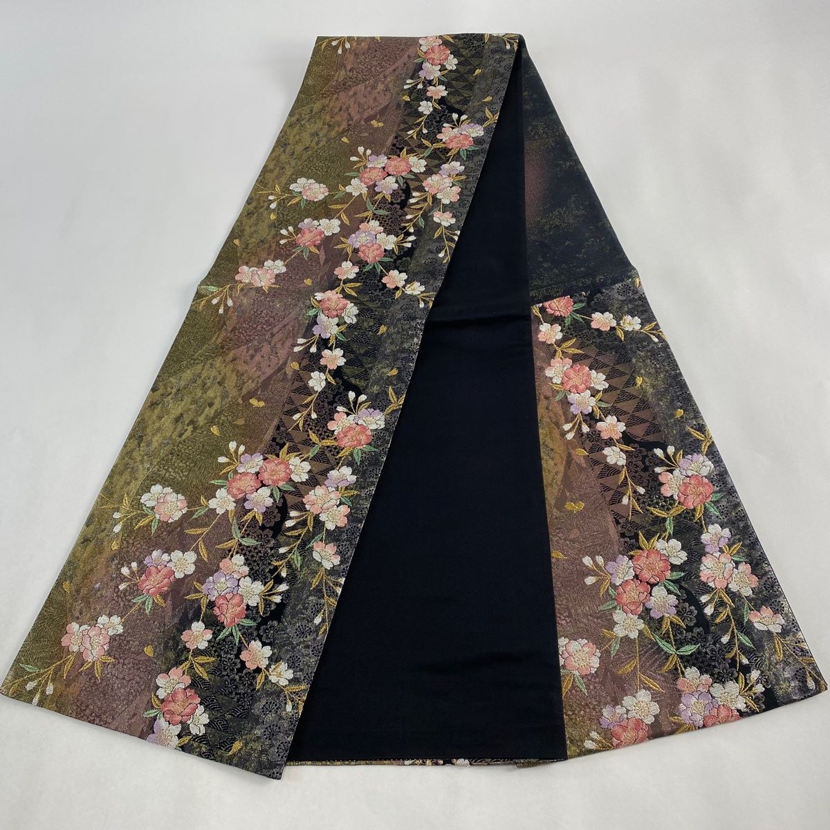 幾何学模様がかっこいいシルバーの袋帯　正絹 付け帯 美品 秀品 作り帯 幾何学模様 金糸 箔 黒 正絹 【中古】