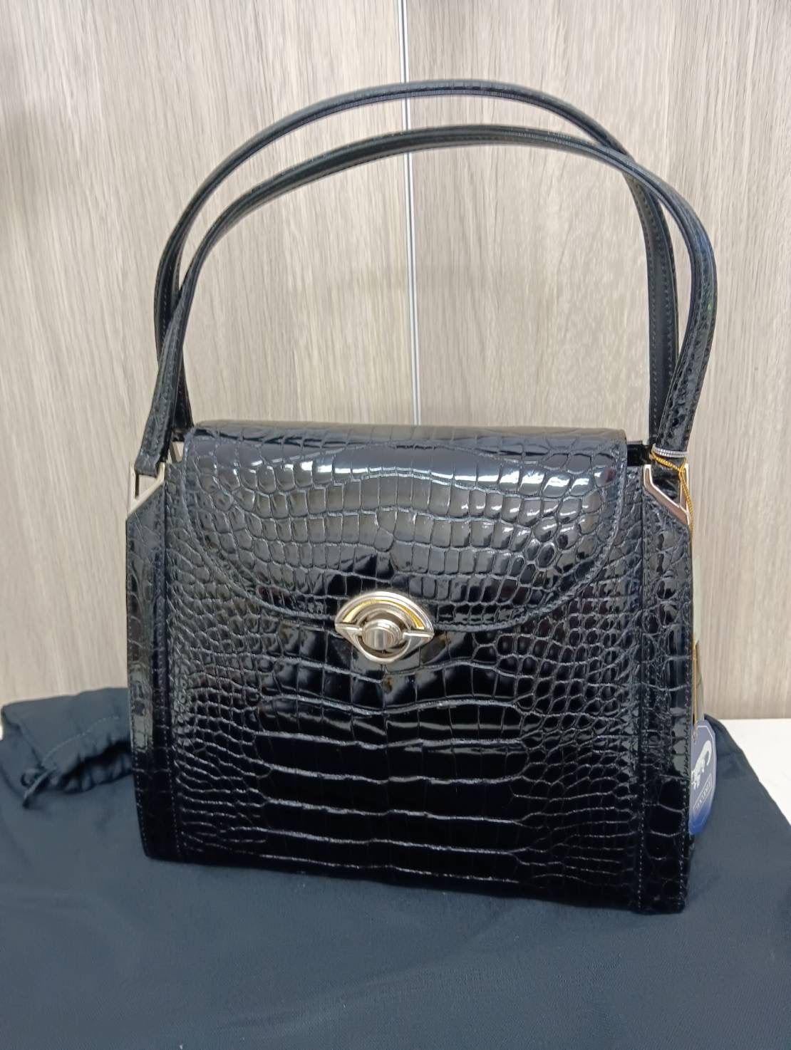 【リアル・シャイニングクロコ】ハンドバック フォーマル ターンロック 金具 黒 中古品】 シャイニングクロコ リアルクロコ ハンドバック 黒