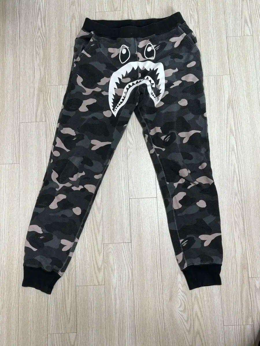 30 1万ウォン A BATHING APE アベイシングエイプ カモフラージュ シャーク ジョガーパンツ S