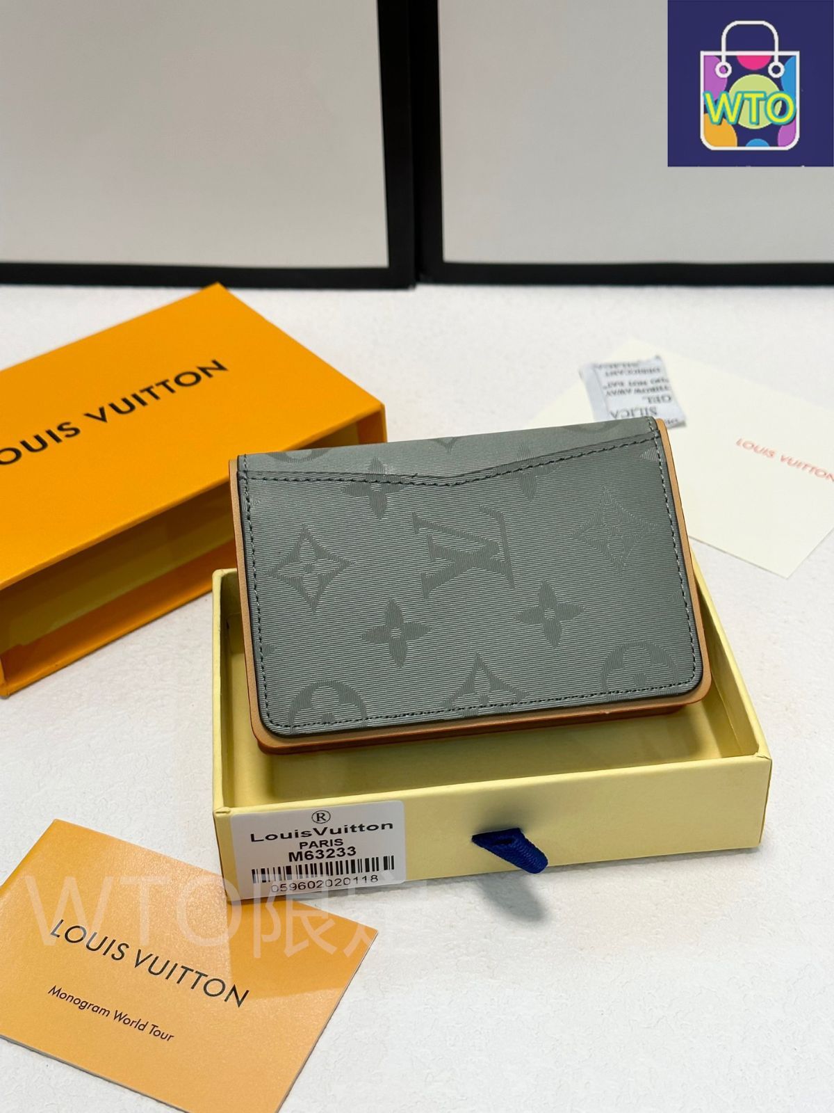 レーザーグレーのカードケース兼財布