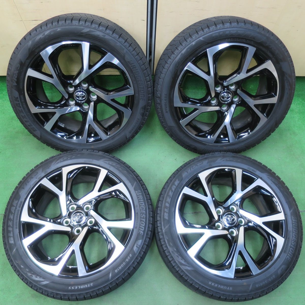 送料無料] バリ溝！22年！キレイ！9.5分☆トヨタ C-HR 純正 225