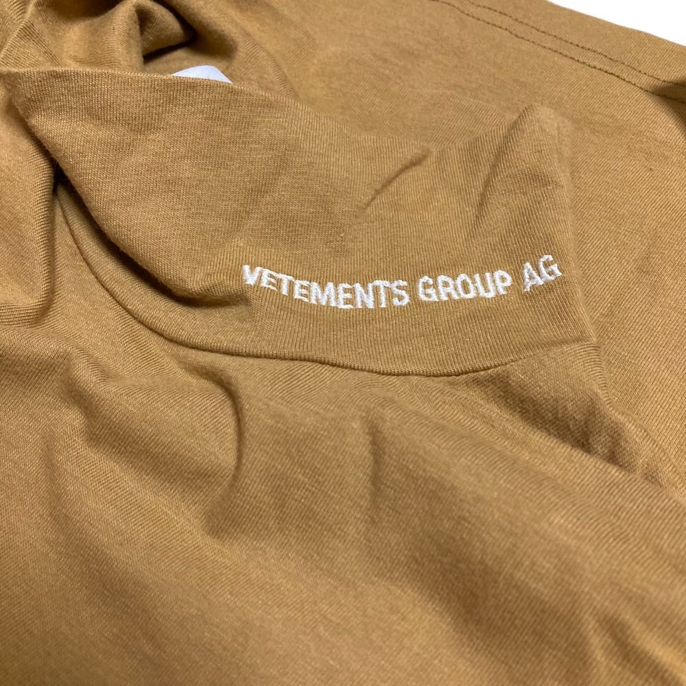 美品 VETEMENTS ヴェトモン ロゴ刺繍 ハイネック ショートスリーブ Tシャツ カットソー XS キャメル レディース 古着 中古 美品 VETEMENTS ヴェトモン ロゴ刺繍 ハイネック ショート