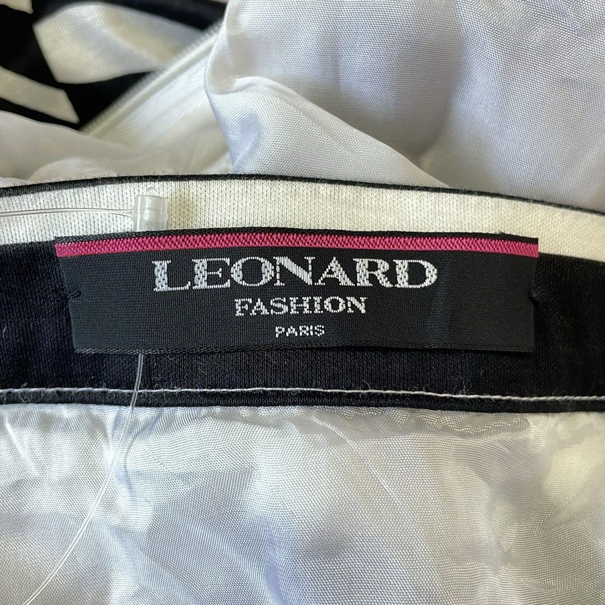 最終値下げ　美品　レオナール　スカート LEONARD(レオナール) スカート サイズ67 レディース美品 - 白×黒