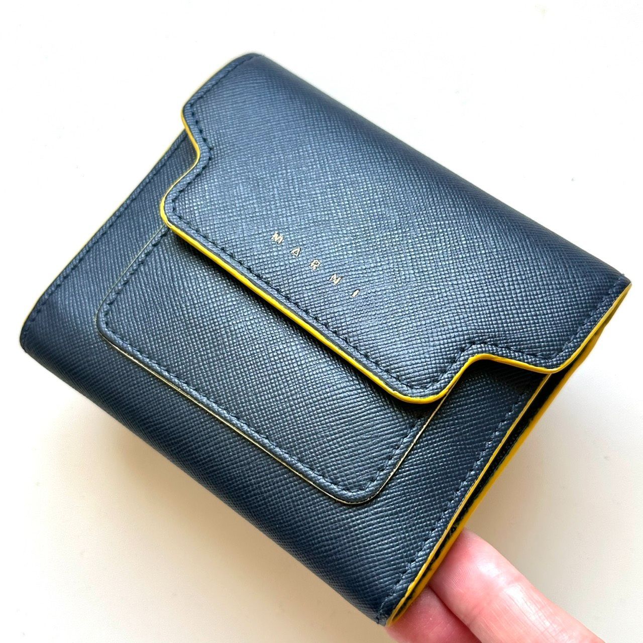 マルニ MARNI 三つ折り財布 サフィアーノ ネイビー - メルカリ