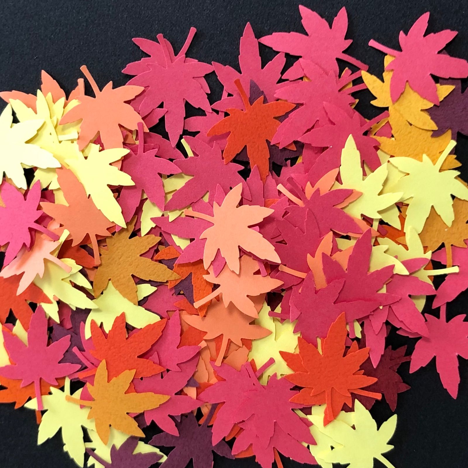 クラフトパンチ・秋の紅葉　もみじ赤〜黄色系ランダム　150枚　タント紙と色上質紙
