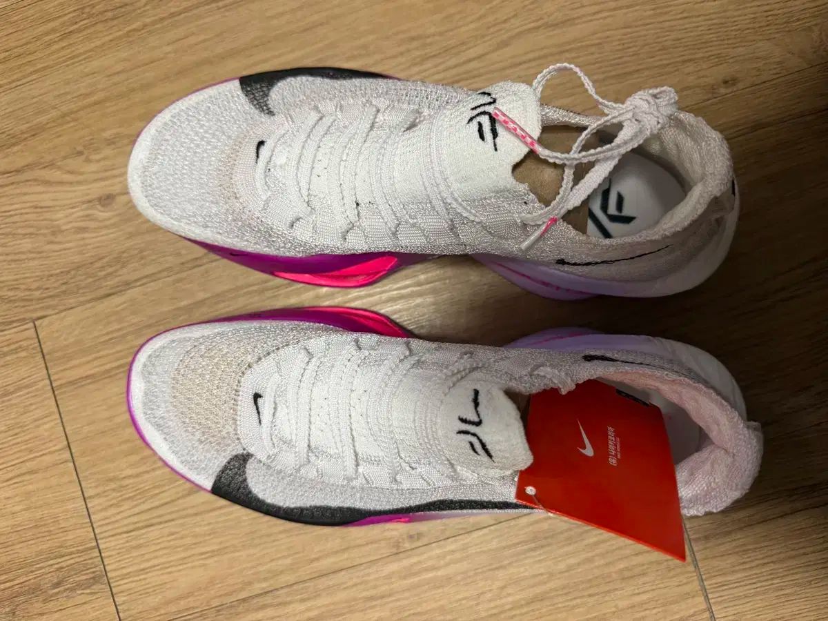 NIKE