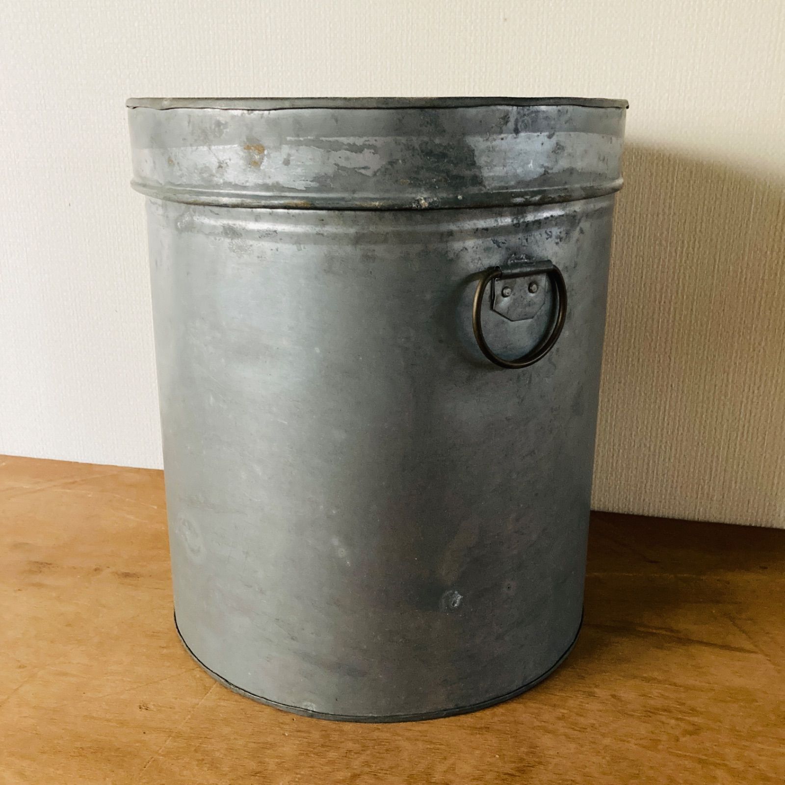 昭和レトロ ブリキの蓋つきの丸缶 - メルカリ