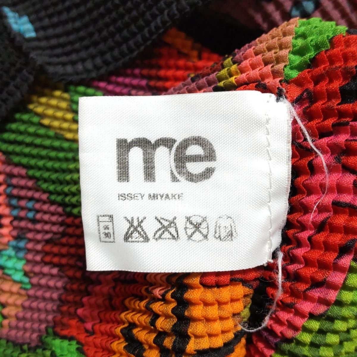 me ISSEY MIYAKE ミー|イッセイミヤケ 長袖カットソー レディース - 黒×マルチ ハイネック|花柄 NICORILABO_COM