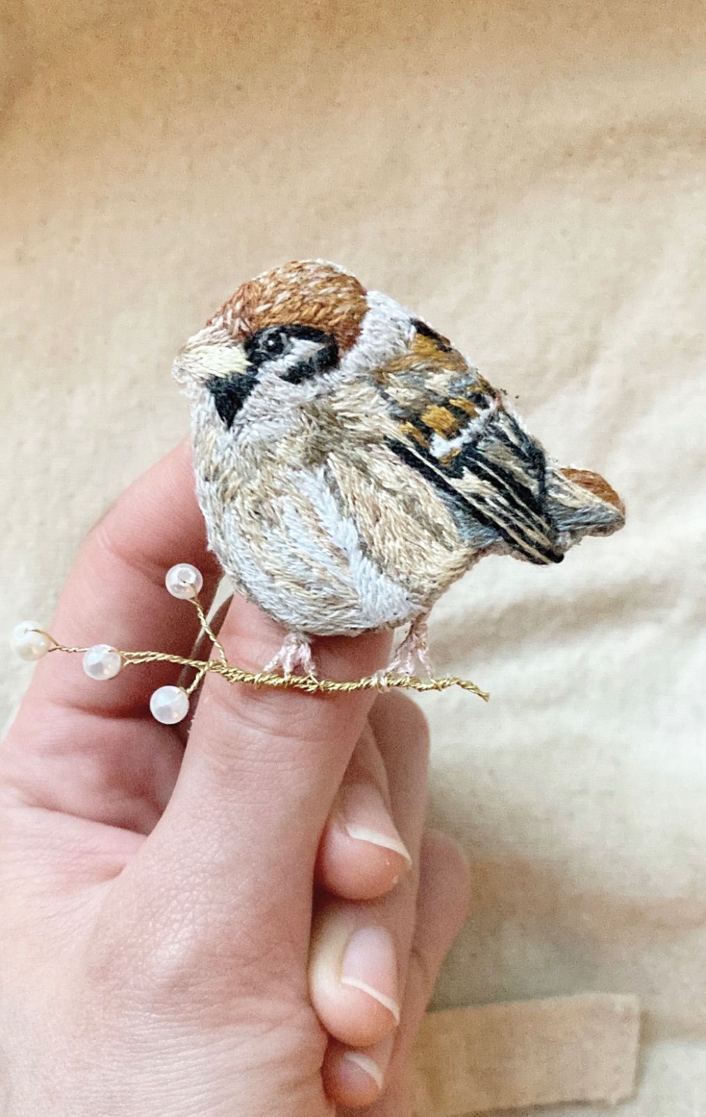 刺繍☆冬の小枝とふくらすずめ ブローチ - メルカリ