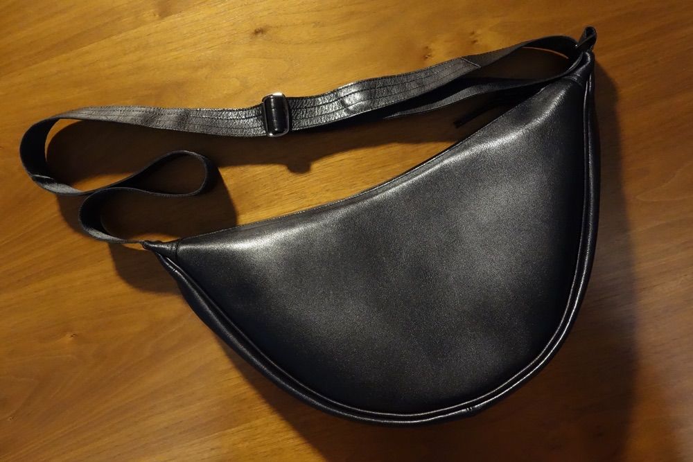 ◆フルレザー ラウンド ミディアム ショルダーバッグ◆高品質国産本牛革キップレザー ブラック ユニセックス 大容量 黒 革 カバン