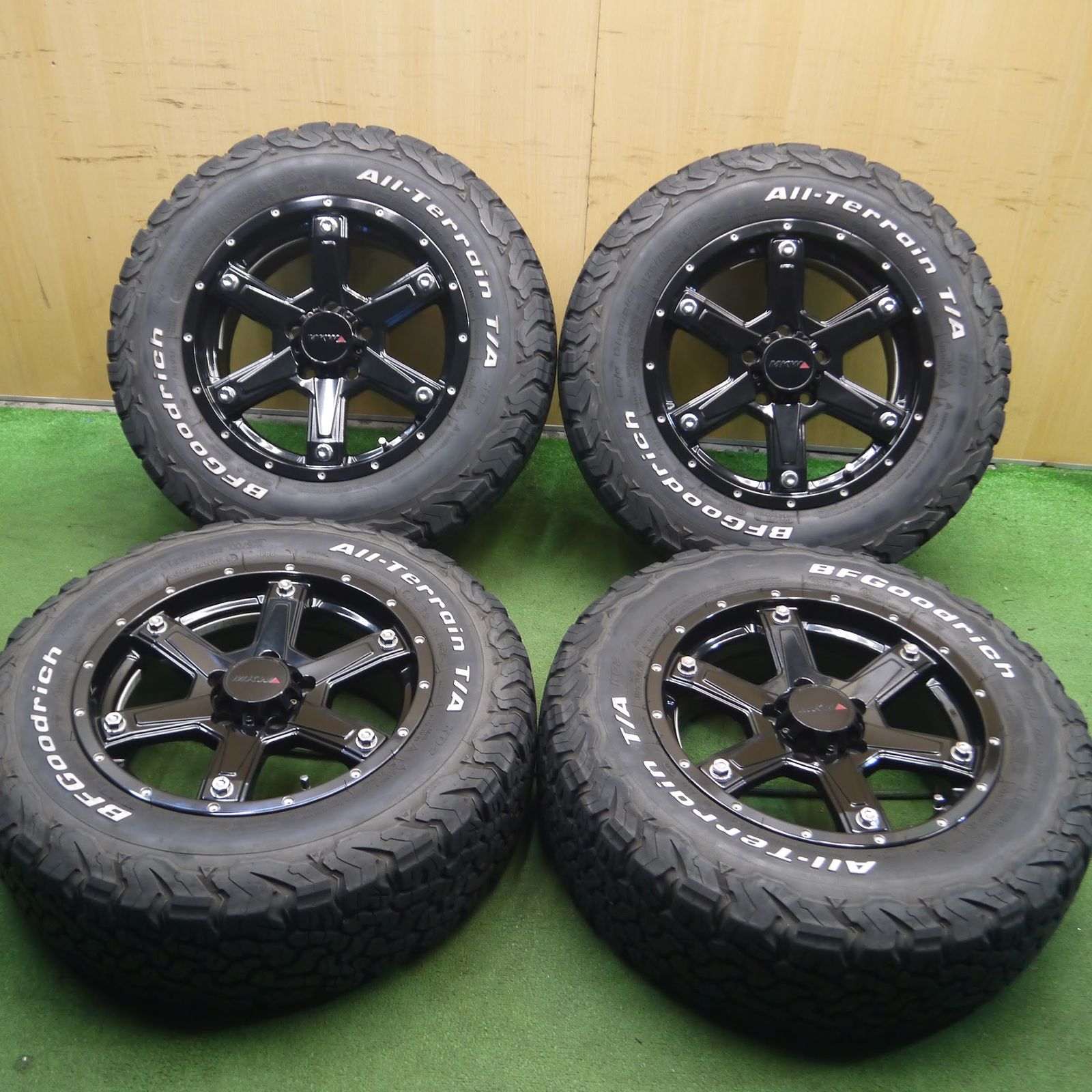 送料無料]バリ溝！キレイ！9.5分☆MKW MK-56 215/70R16 100/97R