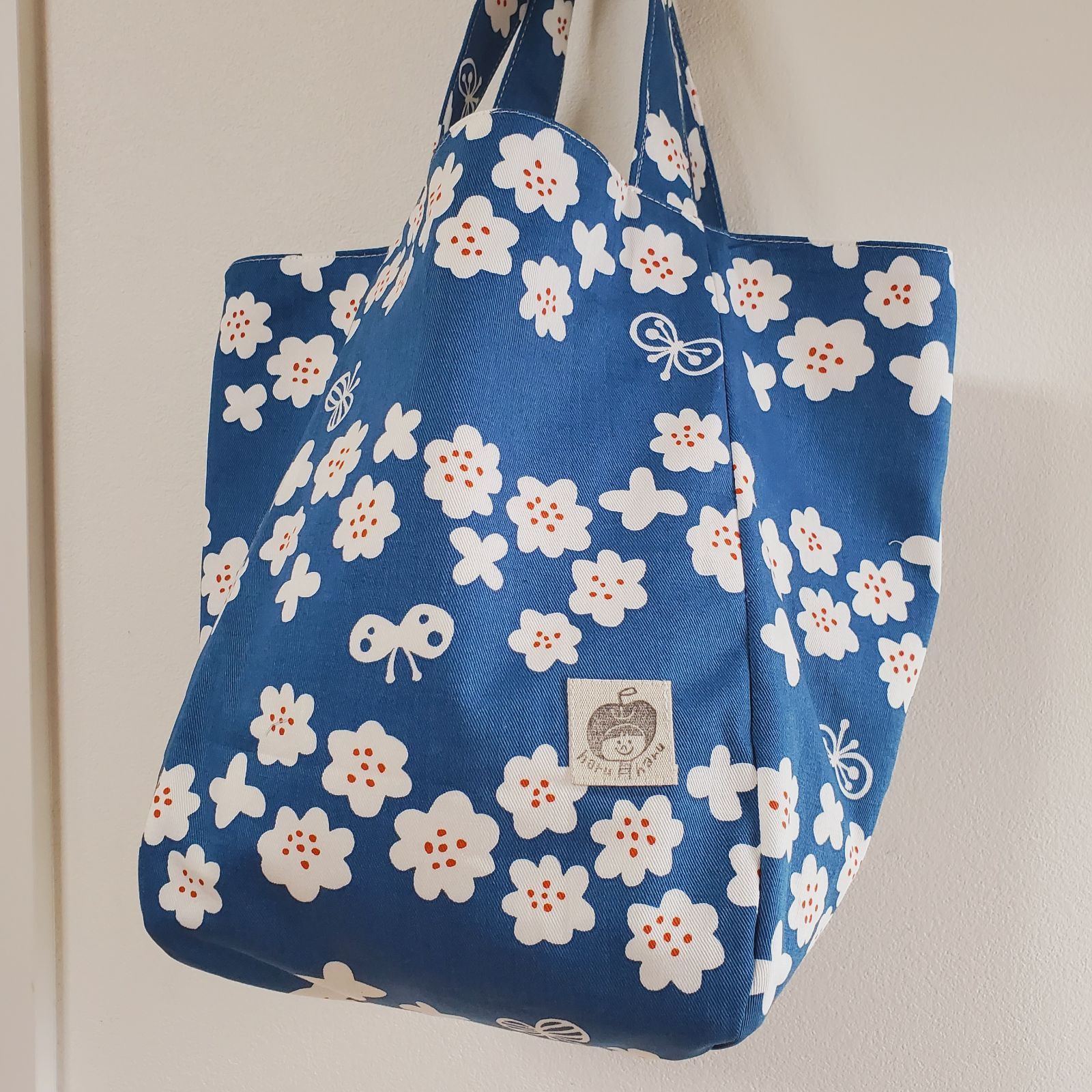 大きめころりんマルシェトートバッグ 花と蝶柄 ハンドメイド 北欧 
