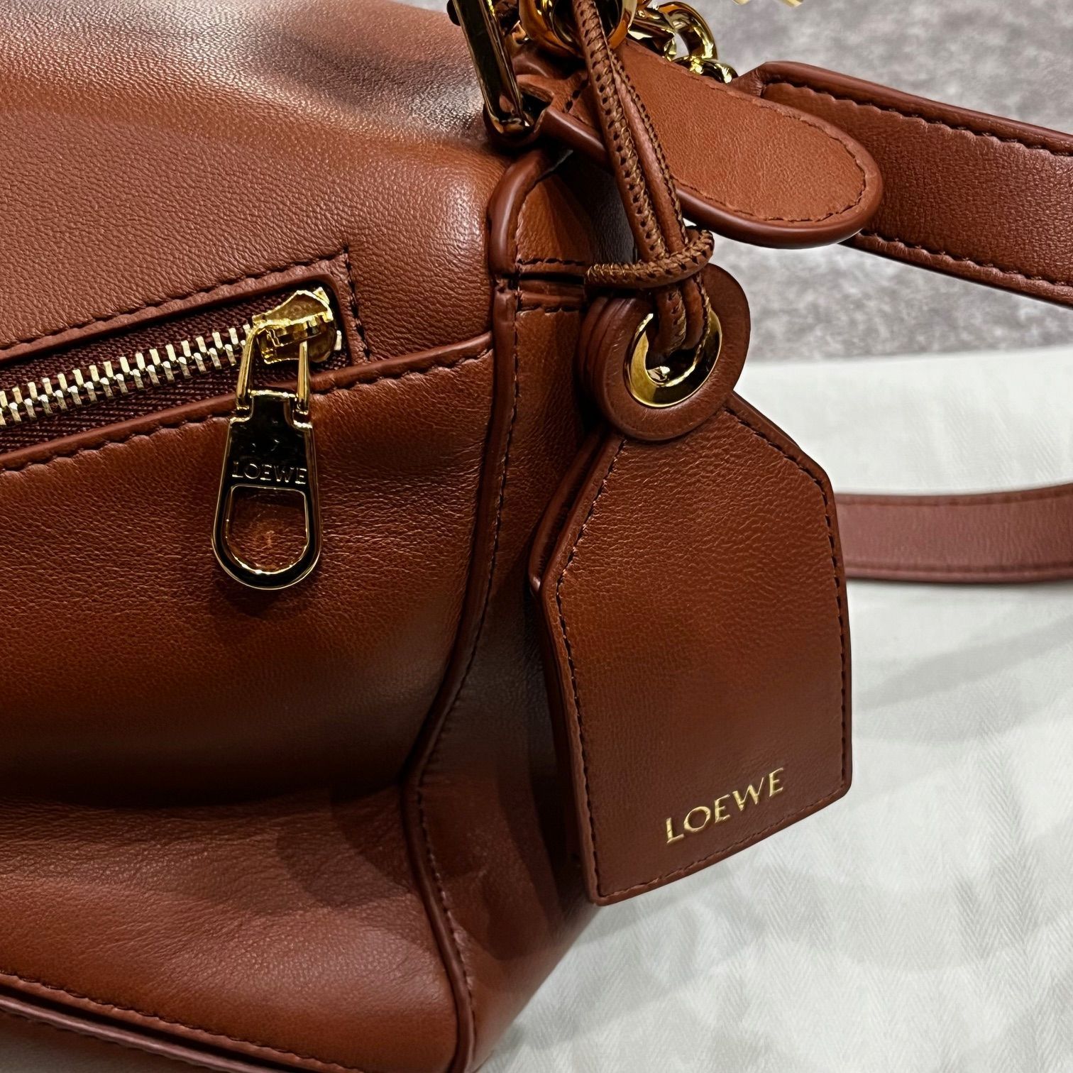 参考上代649000円 LOEWE 25SS フェザーライト パズルバッグ