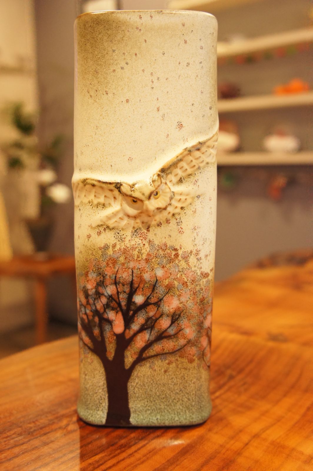 Owl flying in Sakura forest vase　花瓶　オブジェ　フクロウ　桜　布引焼窯元　陶器製　筒花入　七彩天目