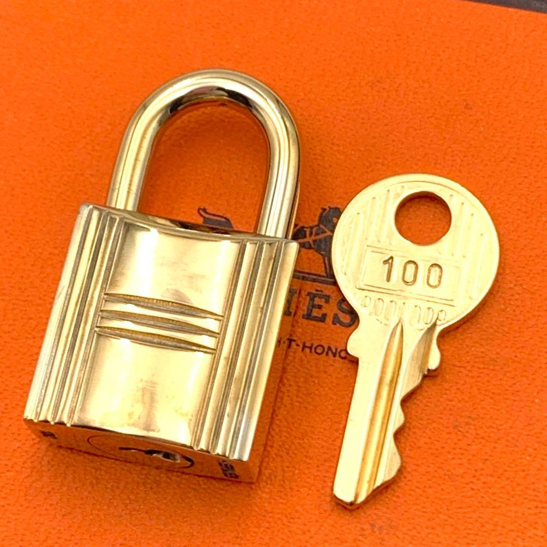 HERMES エルメス カデナ　24Kメッキ　No.100　100番　鍵付き HERMES エルメス カデナ 24Kメッキ No.100 100番 鍵付き - メルカリ