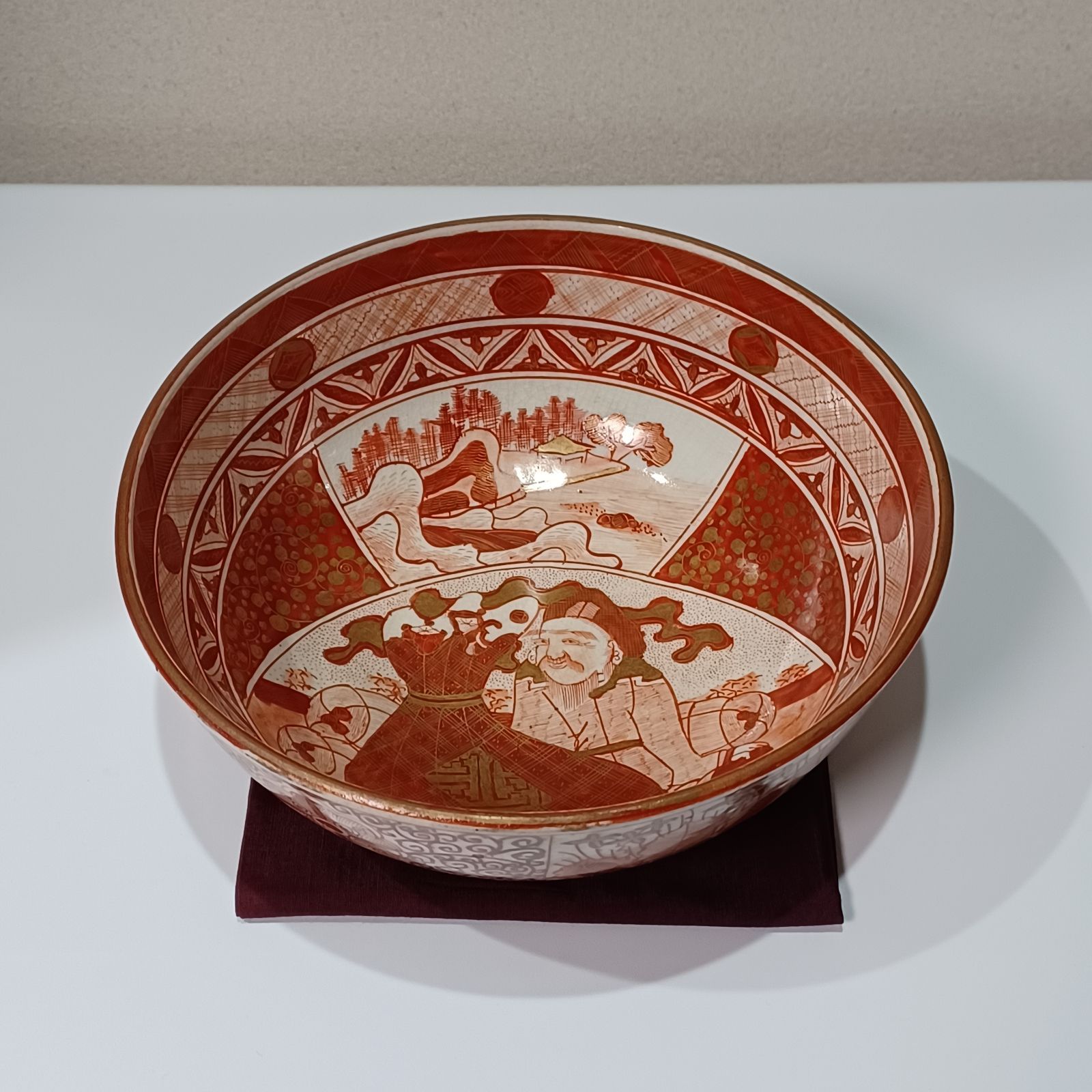 九谷焼の深鉢です。 赤絵の大黒天の意匠陶器屋亀鴻のお皿はこちら - wikiwirausaha.id